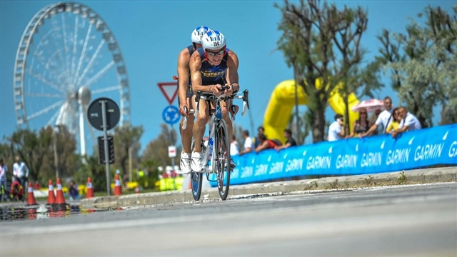 Alberto e claudio in tandem  sul lungo mare di rimini con alle spalle la ruota panoramica durante il Campionato Italiano Sprint di Paratriathlon